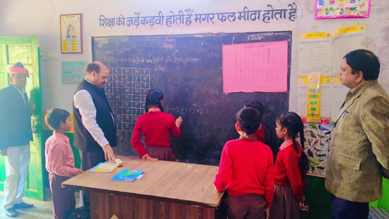 जिलाधिकारी का औचक निरीक्षण