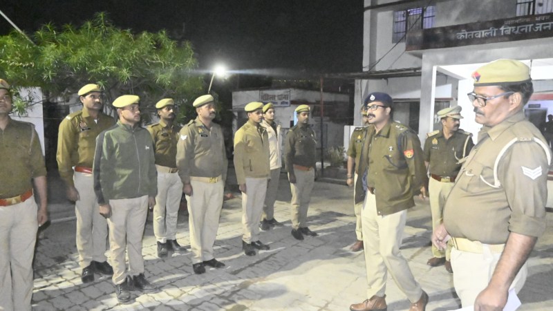 बिधूना थाना में पुलिसकर्मियों के बीच पुलिस अधीक्षक (फाइल फोटो)