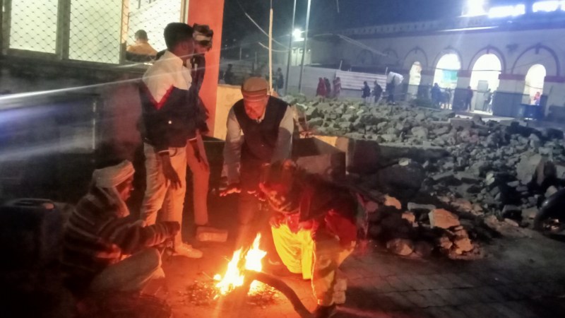 शीतलहर में अलाव का सहारा