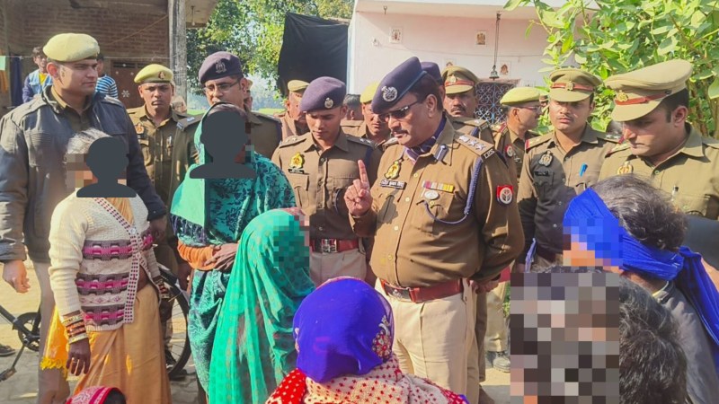 घटनास्थल पर मृतक परिजनों से बातचीत करती पुलिस