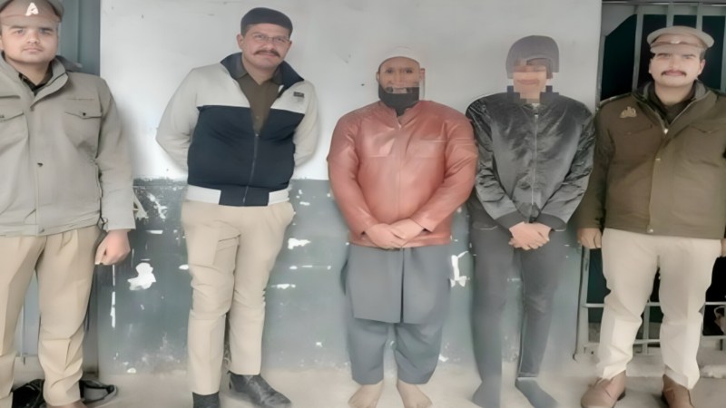 पुलिस की गिरफ्त में साइबर ठग मौलाना और अन्य