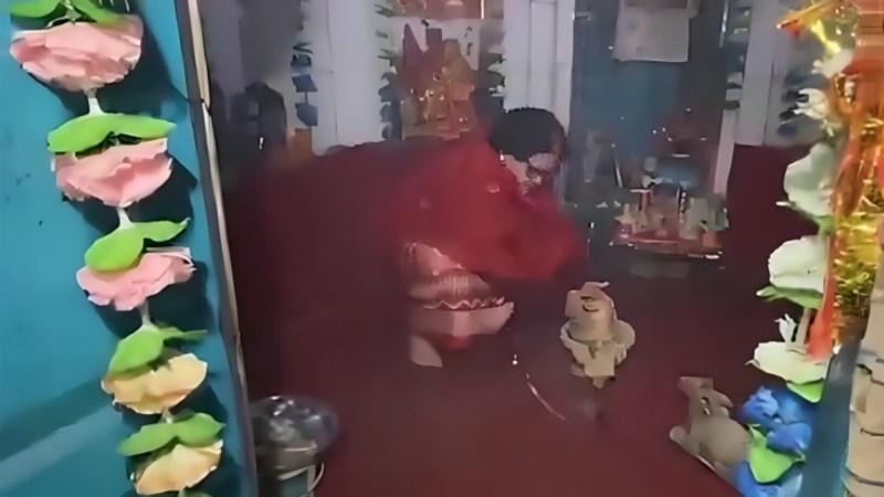 शिव जी के मंदिर में कब्जा, कानपुर मेयर पहुंची मौके पर