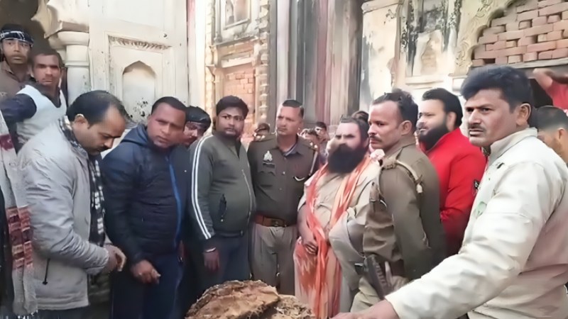 मौके पर मौजूद महंत ईश्वर दास और हिंदू महासभा के पदाधिकारी कार्यकर्ता