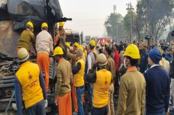 Jaipur Tanker Blast : मरने से पहले कहा… बहुत जलन हो रही है और भाई के हाथों में
ही तोड़ दिया दम, रुला देगी जयपुर ब्लास्ट की यह कहानी - image