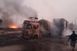 Jaipur Gas Tanker Blast Video: जयपुर-हाइवे पर मचा कोहराम, वाहनों में बैठे लोग
झुलसे, देखें मौके का हाल - image