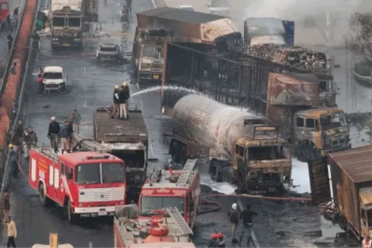 Jaipur Tanker Blast: भीषण अग्निकांड से बच सकता था जयपुर, 4 साल पहले ही मिल चुकी
थी चेतावनी, सलाह को हल्के में लिया और बिछ गई लाशें - image