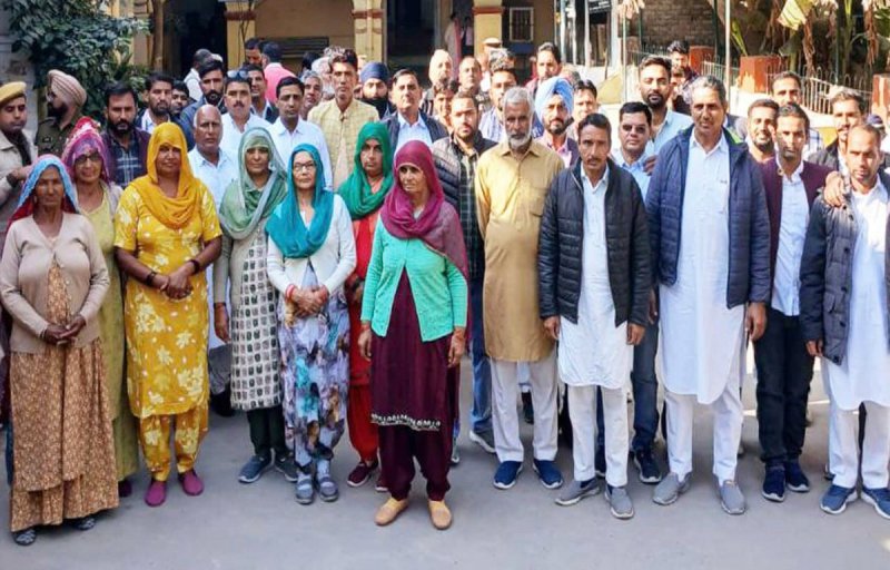 बेबस किसान... बस लेकर पहुंचे कलक्टर के द्वार, पूरा पानी देने की गुहार