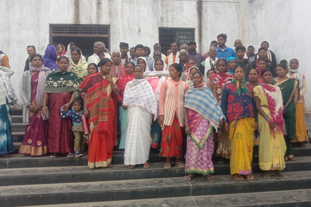 Cemetery dispute: कब्रिस्तान विवाद: कलेक्टर से ग्रामीण बोले- दफन मुर्दों को भी
उखाड़ दिया जा रहा, की जा रही है खेती