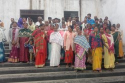 Cemetery dispute: कब्रिस्तान विवाद: कलेक्टर से ग्रामीण बोले- दफन मुर्दों को भी
उखाड़ दिया जा रहा, की जा रही है खेती - image