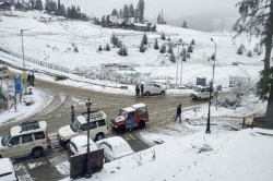 Kashmir Weather: कश्मीर घाटी में शीतलहर का कहर, जमने लगी डल झील, बर्फबारी से
हाईवे बंद - image