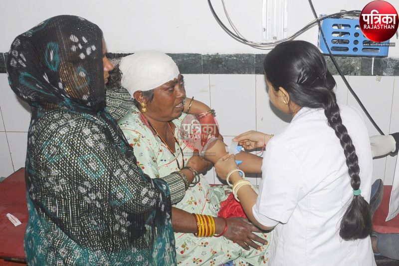 Watch Video : टेंट खोलते समय लोहे के तीन पाइप मनरेगा महिला श्रमिक पर गिरे, सिर फटा