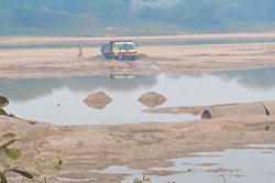 Truck missing: थाने से गायब मिनी ट्रक नदी में लोड करता दिखा रेत, खनिज विभाग ने
जब्त कर सौंपा था पुलिस को, सामने आ रही ये बात - image