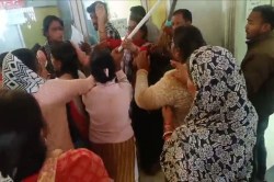 Mitanin’s beaten clerk: Video: सीएमएचओ ऑफिस के बाबू की मितानिनों ने की पिटाई,
आवेदन देने पहुंचीं तो की बद्सलूकी, हाथ भी उठाया - image