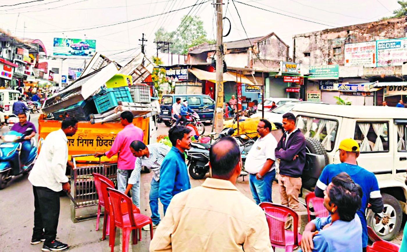 Video: सडक़ पर रखे सामान को निगम ने किया जब्त