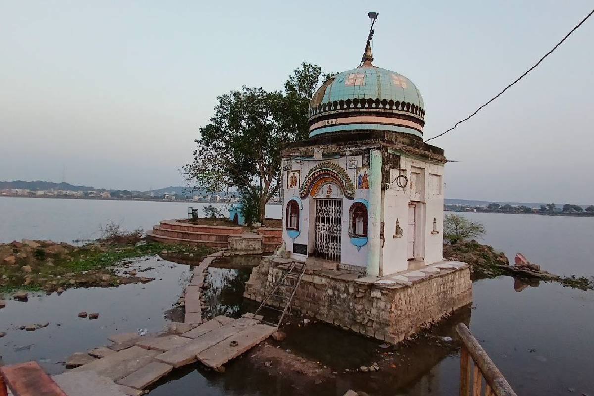 तालाब में टापू बन गया गंगा मंदिर, श्रद्धालुओं को हो रही परेशानियां