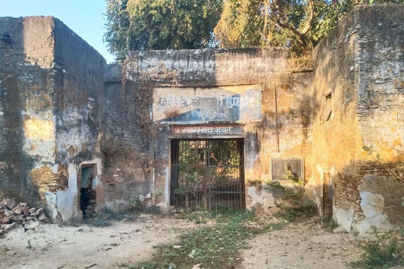 खंडहर में तब्दील हो रहा है पुराना थाना भवन