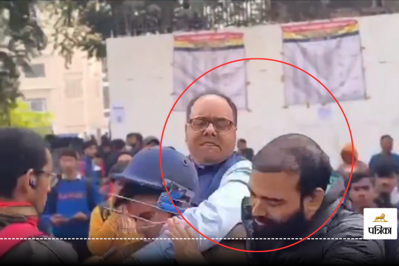 Patna DM Dr Chandrashekhar Singh slaps a BPSC aspirant