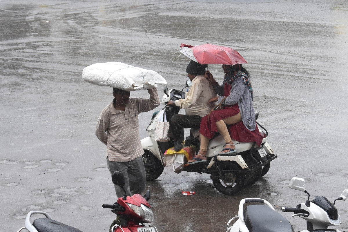 PHOTO Weather News तेज, चुभती हवाओं के बीच दिनभर चलता रहा बूंदाबांदी का दौर