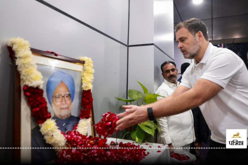 Rahul Gandhi pays floral tribute to Dr Manmohan Singh during the CWC Meeting