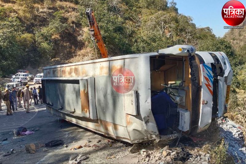 VIDEO : देसूरी नाल में स्कूली छात्रों से भरी बस पलटी, तीन छात्राओं की मौत, परिजनों का रो-रोकर बुरा हाल