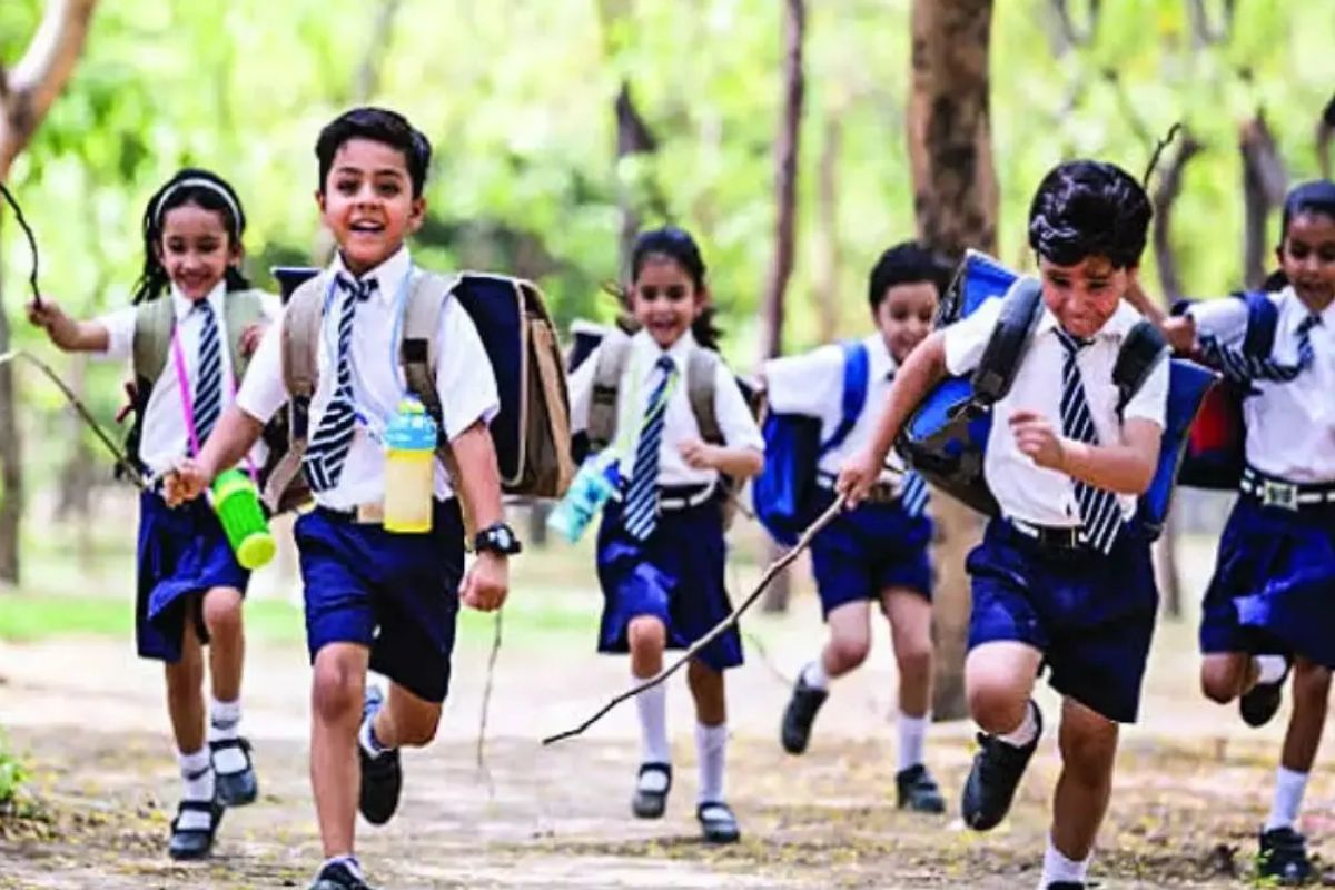 School Holidays : राजस्थान में शीतकालीन अवकाश में निजी स्कूल खुले तो DEO पर
गिरेगी गाज, शिक्षा निदेशक ने दी चेतावनी