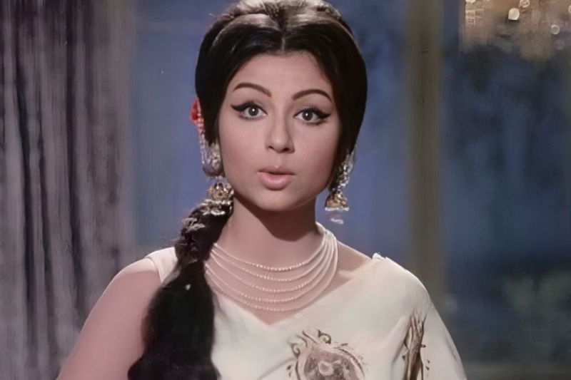 Sharmila Tagore Birthday know unheard stories and facts about kareena kapoor mother inlaw