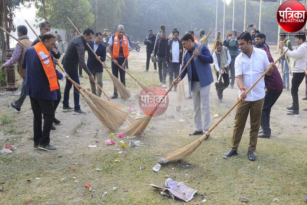 सुशासन दिवस के रुप में मनाई पूर्व प्रधानमंत्री की जयंती, श्रमदान कर निकाली रैली 