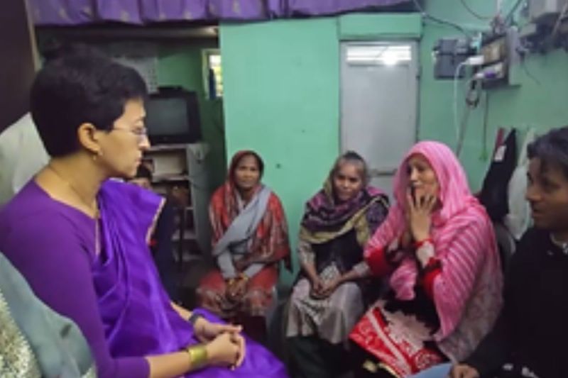 Student Death in Delhi: छात्र की मौत पर उसके परिजनों से मिलने पहुंची सीएम आतिशी, सरकारी मदद का दिया भरोसा