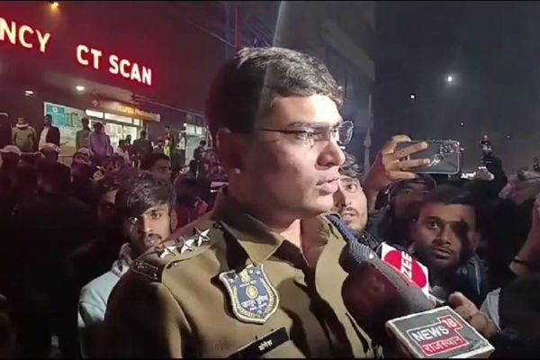 पुलिस ने कहा है कि मौके पर गैस जैसी गंध नहीं थी, लेकिन सीवरेज की बदबू आ रही थी। शायद इस वजह से दम घुटने से स्टूडेंट बेहोश हुए है। हालांकि जांच के बाद स्पष्ट कारणों का पता चल सकेगा।