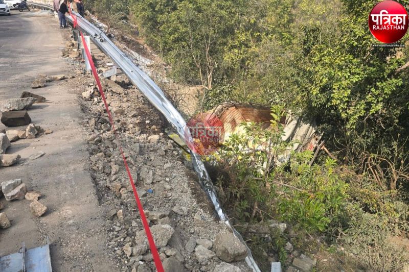 खाद से भरा ट्रक 40 फीट गहरी खाई में गिरा, चालक की मौत, खलासी ने कूदकर बचाई जान