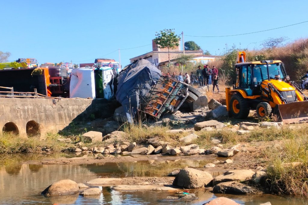 Truck-trailer accident