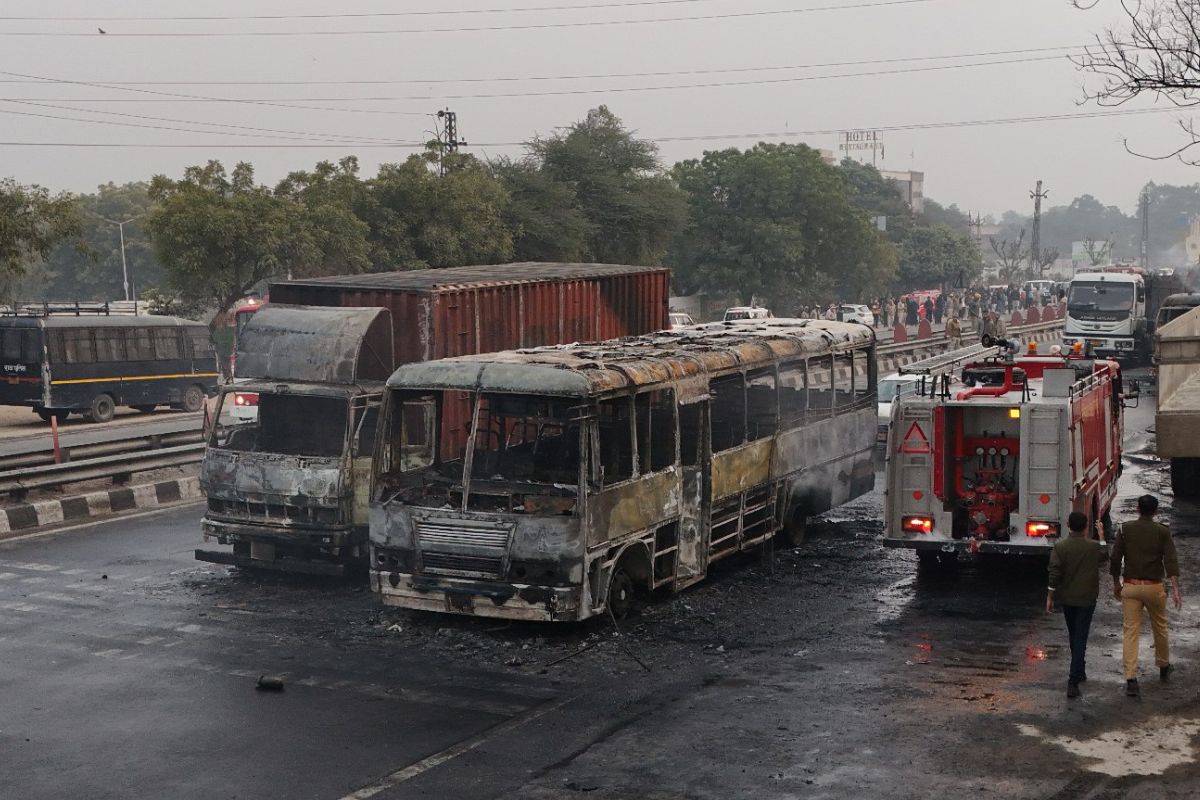 Jaipur Tanker Blast: कंटेनर में यूपी के ‘लालू’ की हो गई जीवित अंत्येष्टि, बरामद
हुआ कंकाल - image