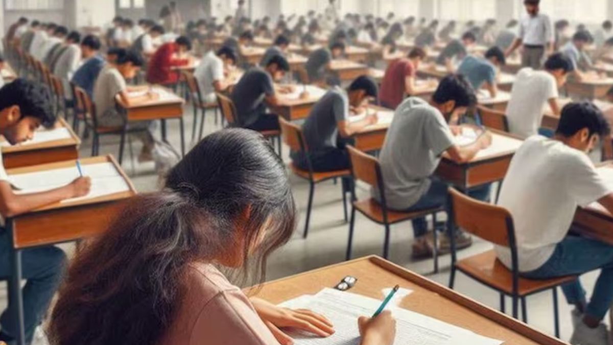 UPPSC PCS Pre Exam आज, अभ्यर्थियों से उतरवाए जैकेट और जूते, कलावा भी काटा