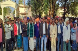 Protest for land: 13 दिनों से धरने पर बैठे हैं 60 परिवार, मांग रहे जमीन का
पट्टा, बोले- …तो राष्ट्रपति से मांगेंगे इच्छा मृत्यु - image