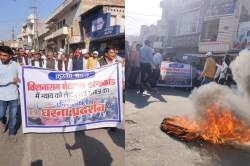 विशनाराम हत्याकांड के विरोध में बालोतरा बंद, टायर जलाकर किया प्रदर्शन; 48 घंटे
बाद भी आरोपी पकड़ से दूर - image