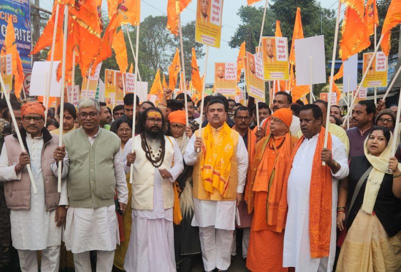 भाजपा नेता और पश्चिम बंगाल के नेता प्रतिपक्ष शुभेंदु अधिकारी ने बांग्लादेश को चेतावनी देते हुए कहा कि कोलकाता पर कब्जा करने की धमकी न दो। यदि एक विमान हासीमारा एयरफोर्स स्टेशन से भेज दिया गया तो मुंह सूख जाएगा। रूस, अमरीका भारत की ताकत जानते हैं। वे बांग्लादेश में हिंदुओं पर हो रहे हमले के विरोध में कांथी में सनातनी समाज की रैली को संबोधित कर रहे थे।
