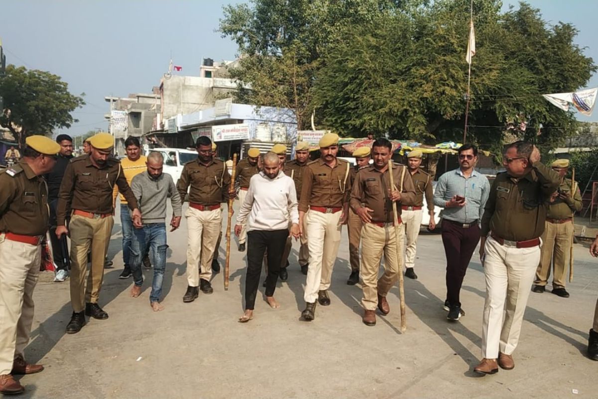 Baran News: मैसेज कर बुलाया.. चाकू से किया हमला, आरोपियों को पुलिस ने गिरफ्तार
कर सिर मुंडवाया; निकाला जुलूस