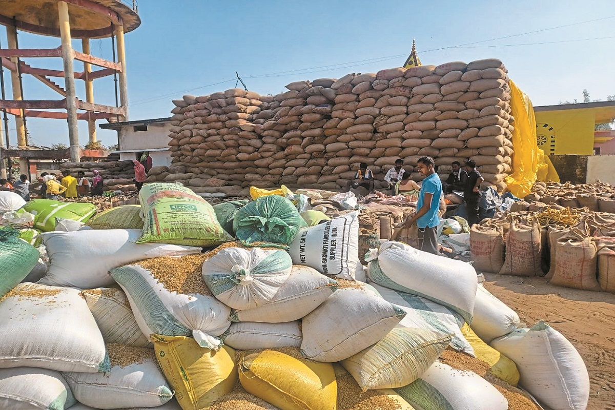 Dhan Kharidi: खरीदी केंद्रों में धान जाम बफर लिमिट पार, बारदाने की भी शॉर्टेज