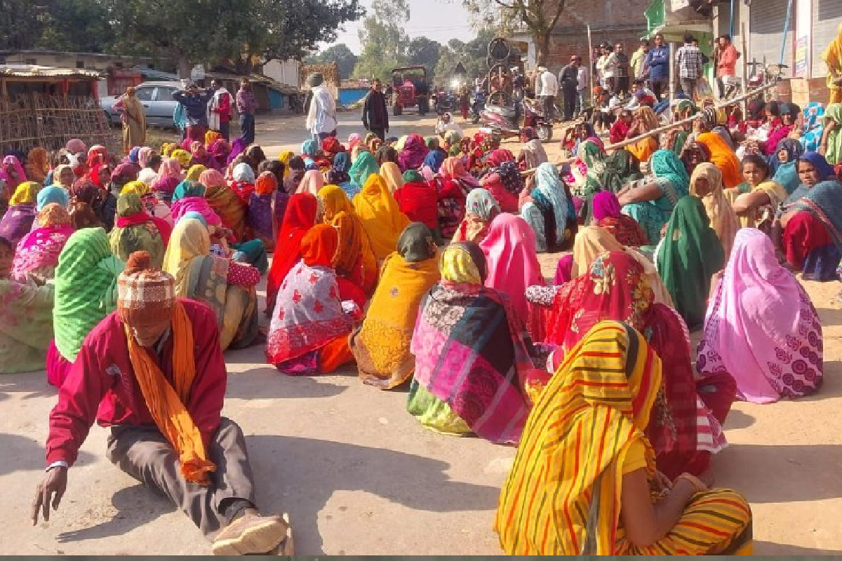 शव को रखकर किया गया चक्का जाम, आरोपियों पर कड़ी कार्रवाई की मांग को लेकर परिवार
का विरोध