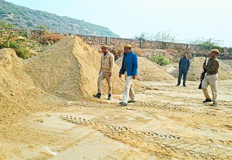 बजरी माफियाओं पर दबिश, टीम को देख जंगल में भागे