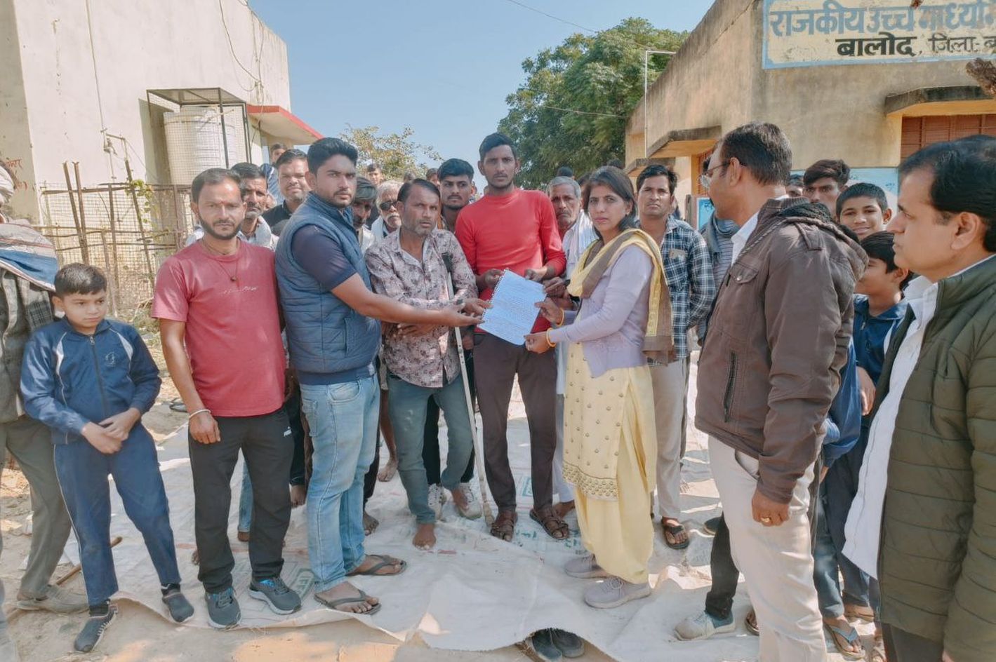 Video : प्रतिनियुक्ति निरस्त नहीं तो दे दो विद्यार्थियों की टीसी, धरने पर बैठे
रहे ग्रामीण