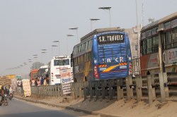 हाइवे को ही बनाया स्टैंण्ड, दिनभर रहता है जमावाडा - image