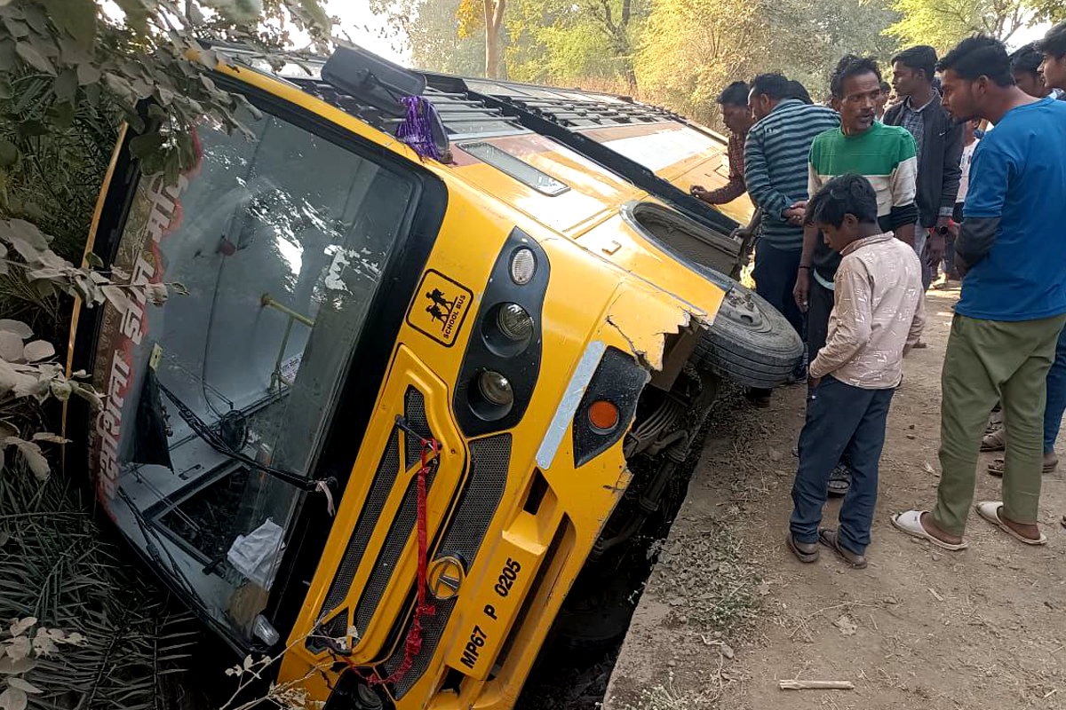 School Bus Accident : अनियंत्रित होकर पुलिया से गिरी 70 छात्रों से भरी स्कूल बस,
मची चीख-पुकार, कई गंभीर