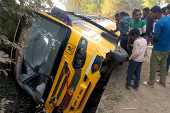 School Bus Accident : अनियंत्रित होकर पुलिया से गिरी 70 छात्रों से भरी स्कूल बस,
मची चीख-पुकार, कई गंभीर - image