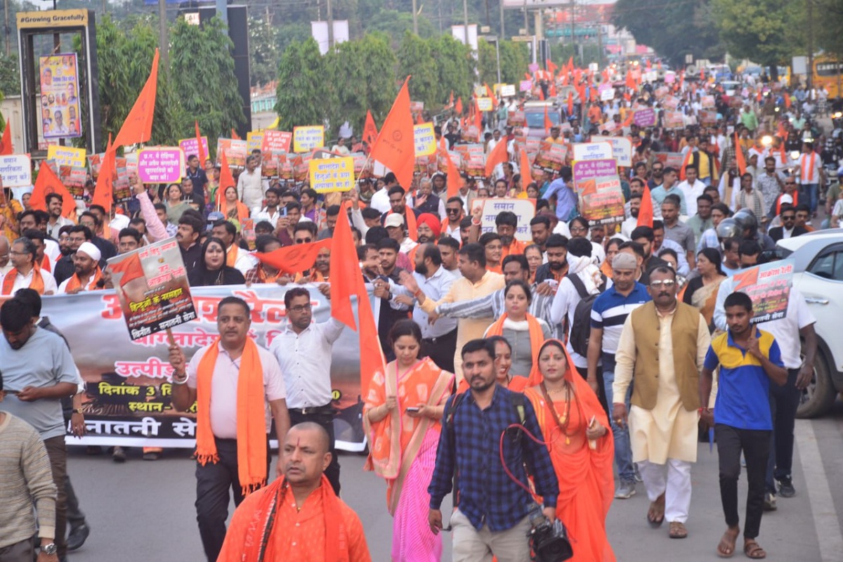 CG News: बांग्लादेश में हो रहे हिंदू उत्पीड़न के विरोध में विशाल रैली, देखें तस्वीरें