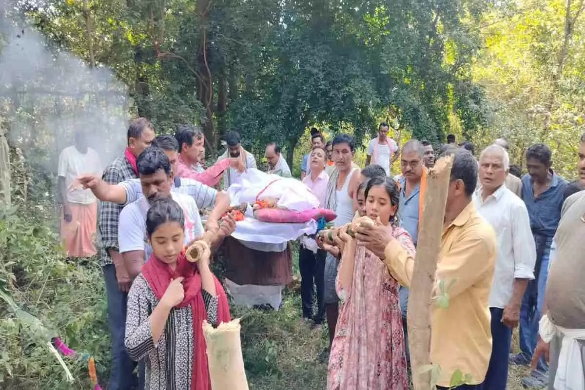 CG News: तीन बेटियों ने दी पिता को मुखाग्नि, ग्रामीणों की आंखे हो गई नम