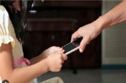 Mobile Addiction In Children: मोबाइल ज्यादा देखने से बच्चों की घट रही भूख, हो
रहे चिड़चिड़े.. - image