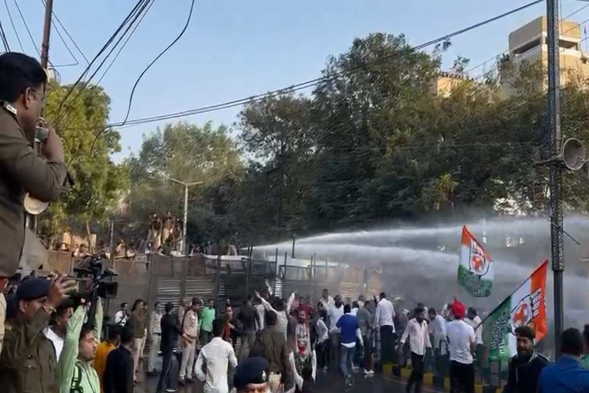 Raipur Youth Congress Protest: मुख्यमंत्री हाउस घेरने जा रहे कांग्रेसियों का
हल्ला बोल, कार्यकर्ताओं को रोकने चलाया वॉटर केनन