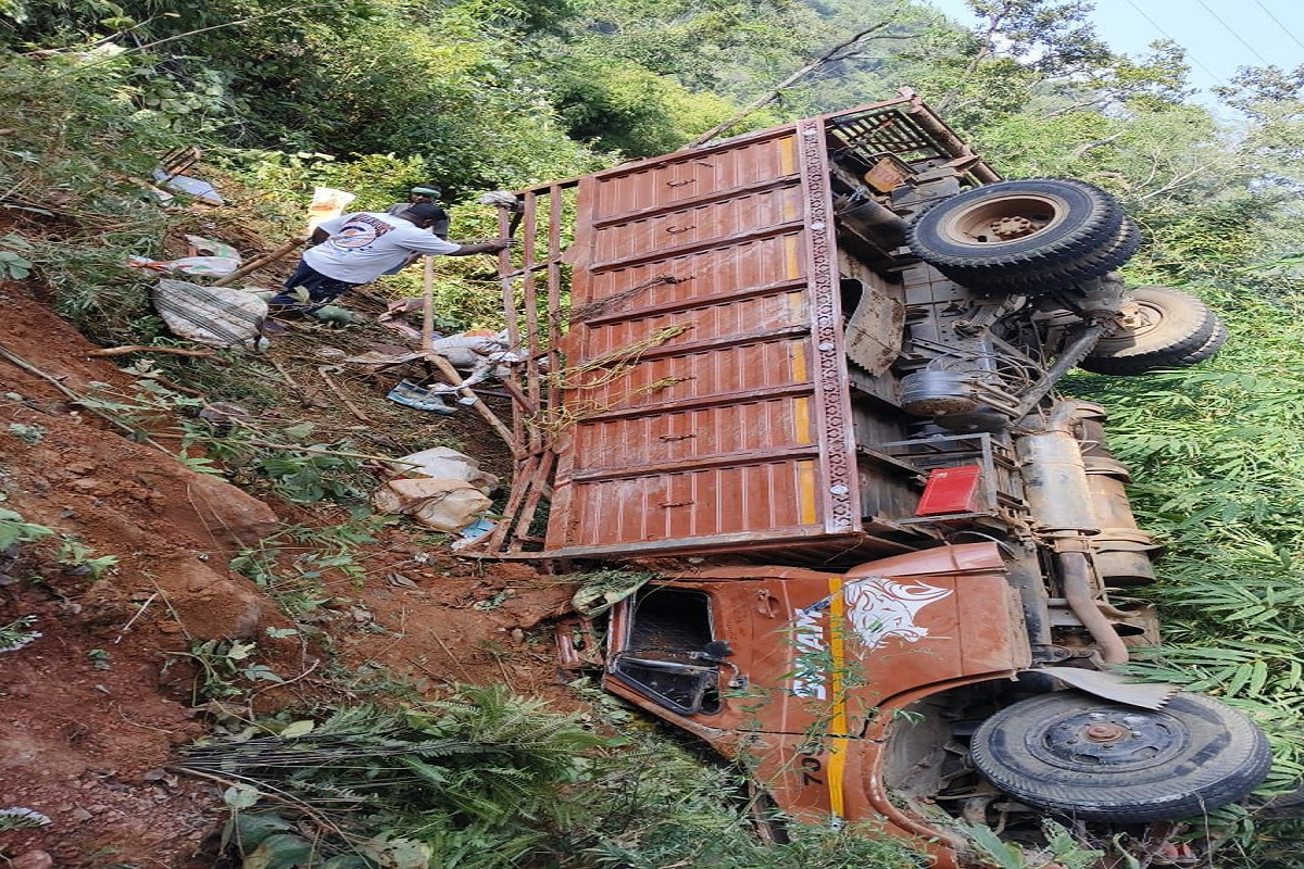 CG Accident: यात्रियों से भरा पिकअप वाहन पलटा, देखें घटना का वीडियो