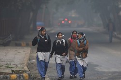 School Time: कड़ाके की ठंड के बाद भी स्कूलों की टाइमिंग में बदलाव नहीं, ठिठुरते
स्कूल पहुंच रहे बच्चे - image